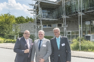 Nieuwe voorzitter van de IKT-Vereniging van Netbeheerders: Hans-Joachim Bihs (midden), zijn voorganger Joachim Schulte (rechts) en IKT-directeur Roland W. Waniek